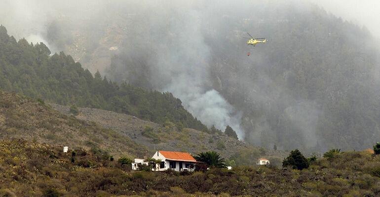 Die Feuerfronten kamen diversen Siedlungen in den Gemeinden Fuencaliente, El Paso und Villa de Mazo gefährlich nahe. Foto: EFE