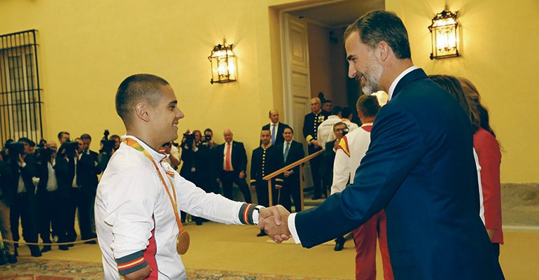 König Felipe VI. gratuliert dem paralympischen Schwimmer Óscar Salguero zur Goldmedaille über 100 Meter Brust. Foto: Casa de S.M. el Rey