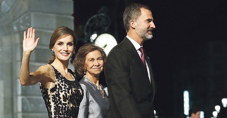 Stets eine gute Figur: Das spanische Königspaar und Königin Sofía auf dem Weg zur Preisverleihung. In seiner diesjährigen Rede vor den Preisträgern sprach der Monarch von der Notwendigkeit des Zusammenhalts in Spanien, das gerade dadurch vieles erreicht habe, worauf es stolz sein könne. Ein Land fern des Pessimismus, das seine Kultur schützt und respektiert, könne selbstsicher der Zukunft entgegenblicken. Foto: EFE