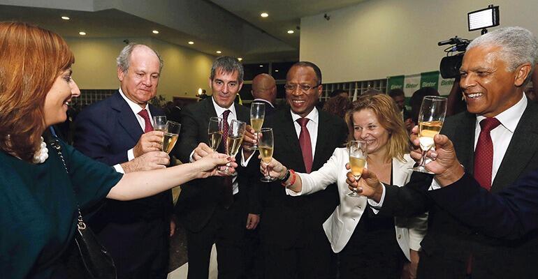 V.l.n.r.: Nieves Lady Barreto, Ressortleiterin der Kanarenregierung, Pedro Agustín del Castillo, Präsident von Binter, Fernando Clavijo, Präsident der Kanarischen Inseln, José Ulisses Correia, Premierminister von Kap Verde, Caridad Batalla, Botschafterin Spaniens in Kap Verde. Foto: EFE