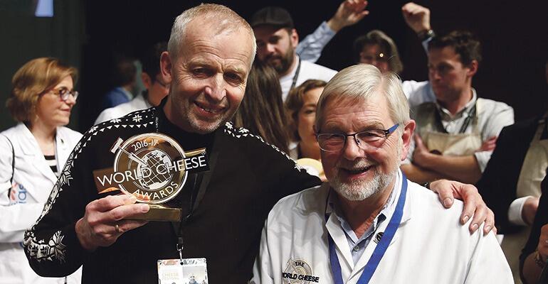Zum besten Käse der Welt wurde der Kraftkar71 des Norwegers Gunnar Waager (l.) erkoren. Foto: EFE