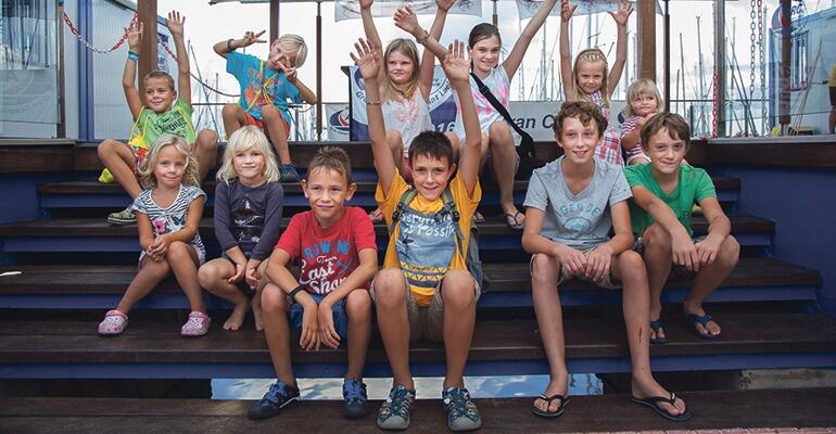 Keine Schulbank, dafür Seeluft: Die Kinder der ARC 2016 gewinnen unterwegs eine Menge Erfahrungen. Foto: WCC Clare Pengally