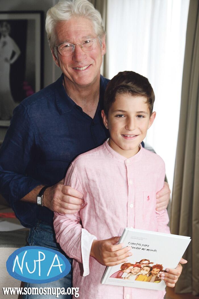 Richard Gere mit Gari, dessen Schicksal ihn berührt hat. Dem Jungen wurden 2011 fünf Organe erfolgreich transplantiert. Der heute 10-Jährige kann mittlerweile ein fast normales Leben führen. Richard Gere sei ein Mensch, der eine spezielle Energie ausstrahle, sagte Garis Mutter Nerea. Es sei für die Eltern beeindruckend gewesen, zu erleben, wie sehr ihn die Schicksale ihrer Kinder bewegten. „Wir wollen diesen Moment auch mit all den Familien teilen, die uns im schlimmsten Moment ihres Lebens eine zweite Chance für unsere Kinder schenken. Auch ihre Engel waren heute bei uns.“ Foto: nupa