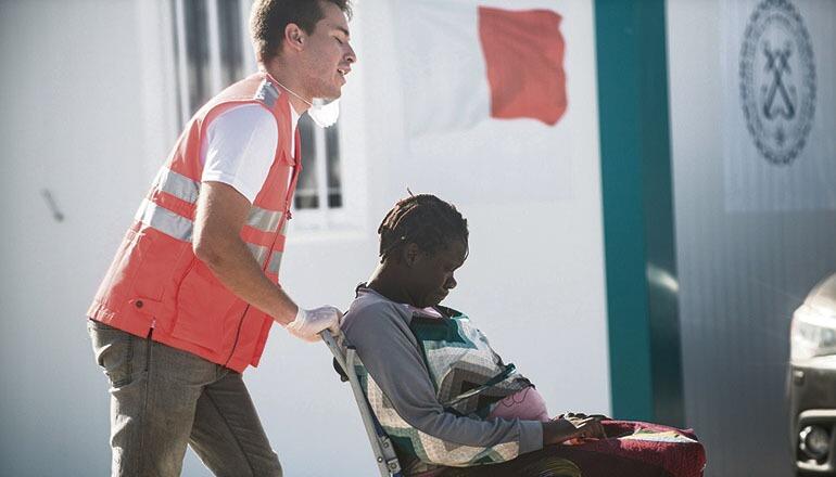 Eine zweite Schwangere, die ebenfalls auf dem Unglücksboot mitfuhr, wurde in ein Krankenhaus eingeliefert. Fotos: EFE