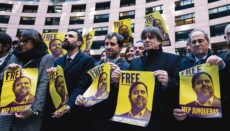 Protest in Straßburg: Toni Comín (M.) und Carles Puigdemont (2.v.r.) fordern vor ihrer ersten Sitzung als Abgeordnete im EU-Parlament die Freilassung von Oriol Junqueras, der durch die Entscheidung des Obersten Gerichtshofes daran gehindert wird, sein Mandat als Europaabgeordneter wahrzunehmen. Foto: EFE