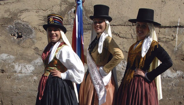 Die Festköniginnen hinter einem der großen Töpfe  Fotos: Moisés Pérez