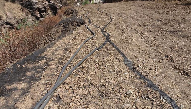 Das Feuer fraß sich an den Polyethylen- Wasserleitungen entlang in die Fincas hinein. Foto : cabildo gran Canaria