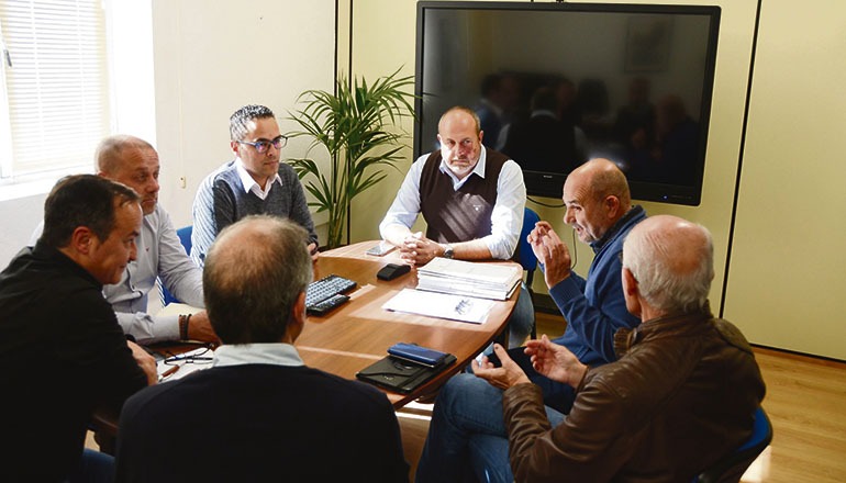 Santa Úrsulas Bürgermeister Juan Acosta (im Vordergrund rechts) trug sein Anliegen bei einem Treffen im Cabildo, unter anderem mit dem Verantwortlichen für Straßenbau, Enrique Arriaga (Mitte) vor. Foto: cabildo de tenerife