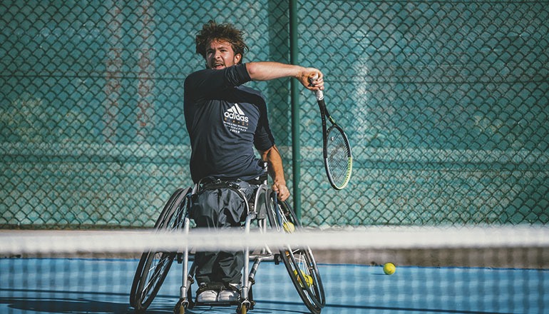 Beim Rollstuhltennis liegt die besondere Herausforderung in der Koordination von Rollstuhlfahren und Tennisspielen. Auch diese Sportart ist schnell und dynamisch. Im Unterschied zum konventionellen Tennis darf der Ball allerdings zweimal aufspringen. Foto: Rafael España