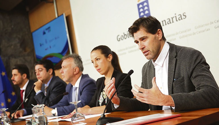 Der Präsident des spanischen Leichtathletik-Verbandes, Raúl Chapado, Santa Cruz’ Bürgermeisterin Patricia Hernández, der Präsident der Regionalregierung, Ángel Víctor Torres, Teneriffas Cabildo-Chef Pedro Martín und La Lagunas Bürgermeister Luis Yeray Gutiérrez (v.r.n.l.) gaben in einer Pressekonferenz die Austragung der Meisterschaft auf Teneriffa bekannt. Foto: EFE
