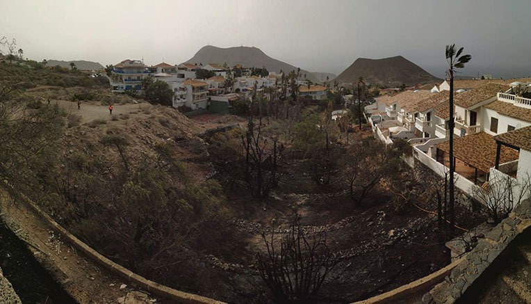 Das Feuer im Barranco de Chayofa kam bis dicht an die Terrassen der Wohnanlage heran.  Foto: Cabildo de Tenerife/Bomberos