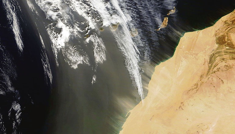 Aufnahme des NASA-Satelliten Terra vom 4. Februar, auf der klar zu erkennen ist, wie der Wind aus südlicher Richtung Sand aus Afrika zu den Kanaren treibt. Foto: EFE/NASA