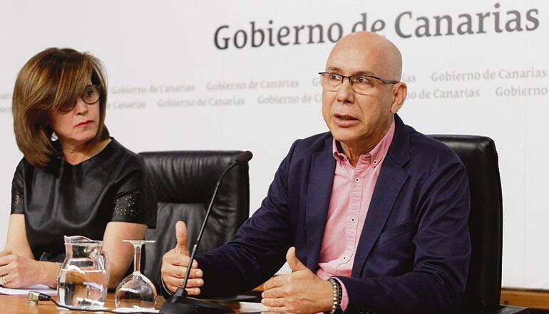 Die Leiterin des Gesundheitsamts und der Chef der Abteilung für Epidemiologie berichteten über den Gesundheitszustand des Patienten. Foto: efe