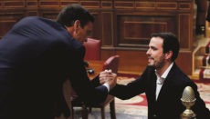 Alberto Garzón (r.) und Regierungschef Pedro Sánchez am Tag von dessen erfolgreicher Wiederwahl als Ministerpräsident im Kongress Foto: EFE