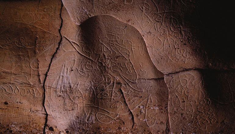 Tarragona – Ein „altsteinzeitliches Heiligtum“ mit über hundert künstlerischen Gravuren ist in einer Höhle in Espluga de Francolí in der Provinz Tarragona entdeckt worden. Wie das Kulturressort der katalanischen Regionalregierung und das Katalanische Institut für Paleoökologie und Sozialevolution (IPHES) mitteilten, handelt es sich um einen außergewöhnlichen Fund, der einen Meilenstein in der Geschichte der katalanischen Archäologie dar- stellt. Die Gravuren befinden sich in der Höhle Cova de la Font Major bei Espluga de Francolí und wurden im Oktober 2019 durch den IPHES-Forscher Josep María Vergès im Zuge einer Grabungskampagne gefunden, jedoch erst Anfang Februar 2020 publik gemacht. Die Gravuren, die sowohl abstrakte Symbole als auch bildhafte Darstellungen von Tieren umfassen, wurden mittels 3D-Technologie dokumentiert, um die wissenschaftliche Erforschung durch fortgeschrittene Technik zu unterstützen und die Erhaltung der Felszeichnungen zu gewährleisten. Die Präsentation des Fundes fand in Espluga de Francolí statt. Zugegen waren die Regionalministerin für Kultur, Mariàngela Vilallonga, der Bürgermeister Josep M. Vidal, der Direktor des IPHES, Robert Sala, und der Direktor des Forschungsprojekts und Entdecker der Gravuren, Josep María Vergès. Das „altsteinzeitliche Heiligtum“ ist etwa 15.000 Jahre alt und damit eines der ältesten Kataloniens. Die paläolithischen Zeichnungen wurden sämtlich durch das Einritzen der Linien in die Wände der Höhle hergestellt. Die dargestellten Tiere sind vornehmlich Hirsche, Ochsen und Pferde. Dem Stil nach stammen die meisten Zeichnungen aus der Jungsteinzeit. Die Gravuren befinden sich in einem schwer zugänglichen und engen Bereich der Höhle. Sie wurden in eine Schicht aus feinsandigem Lehm eingebracht, die nicht sehr widerstandsfähig ist. Deshalb besteht die Gefahr, dass die Zeichnungen schon bei geringster Berührung beschädigt oder zerstört werden könnten. Aus diesem Grund können sie zurzeit nicht besichtigt werden. Durch die 3D-Aufnahmen soll es möglich werden, die Felszeichnungen eingehend zu studieren, ohne die Originale berühren zu müssen.