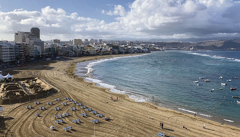Wer am Stadtstrand Las Canteras in Las Palmas wohnen will, muss tief in die Tasche greifen. Foto: WB