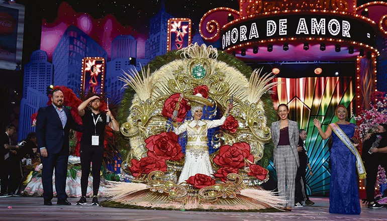 Consuelo Pérez, die ein Fantasiekostüm mit dem Titel „Sonora de Amor“ trug, wurde am 12. Februar zur Karnevalskönigin 2020 der Senioren in Santa Cruz de Tenerife gewählt.