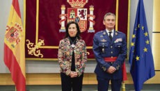 Verteidigungsministerin Margarita Robles mit dem neuen Befehlshaber der Streitkräfte, Miguel Ángel Villarroya am 17. Januar in Madrid Foto: EFE