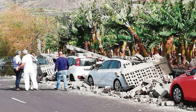 Bananenplantagen dem Erdboden gleich gemacht. Zudem stürzten vielerorts Mauern ein, wie in Los Llanos de Aridane Fotos: EFE/Cabildo de Tenerife