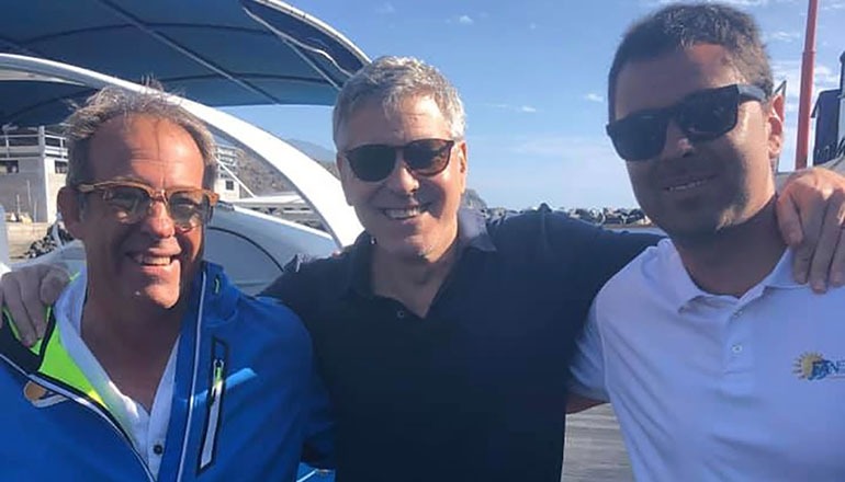 George Clooney mit dem Eigentümer der Fancy II, José Roca, bekannt als „Pepón“ (l.), und dem Bootsguide Aníbal, die begeistert von der Freundlichkeit des prominenten Gastes waren. Foto: Fancy II