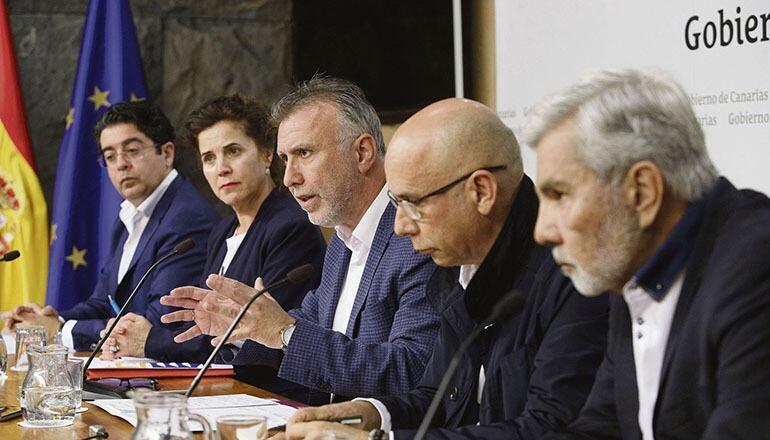 V.l.n.r.: Der Cabildo-Präsident Pedro Martín, die kanarische Gesundheitsministerin Teresa Cruz, Regionalpräsident Ángel Víctor Torres, der Chef der Epidemiologie der Gesundheitsgeneraldirektion Domingo Núñez und Adejes Bürgermeister José Miguel Rodríguez Fraga informierten in einer Pressekonferenz über die Lage. Foto: GOBCAN