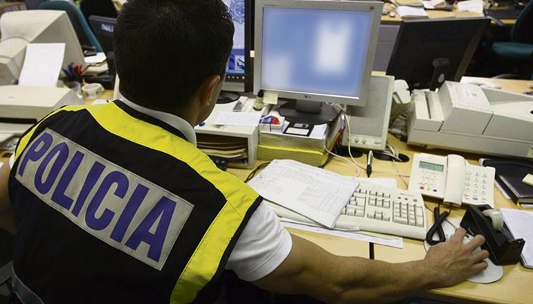 Ein Polizist bei der Recherche im Netz Foto: EFE