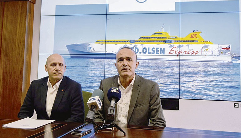 Juan Ignacio Liaño von Fred.Olsen (l.) und der Tourismusbeauftragte des Cabildos von La Palma, Raúl Camacho, gaben die neue Verbindung bekannt. foto: cabildo de la palma