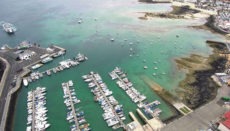 Im Hafen von Corralejo liegen nicht nur viele Sportboote; hier legt auch die Fähre an, die regelmäßig zwischen Playa Blanca auf Lanzarote und Corralejo auf Fuerteventura verkehrt. Auch die Ausflugsboote, die Touristen auf die kleine Insel Lobos bringen, ankern in Corralejo. Foto: Gobierno de Canarias