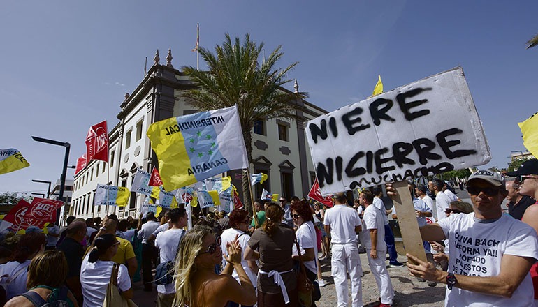Angestellte protestieren vor dem Hotel gegen geplante Entlassungen. Foto: EFE