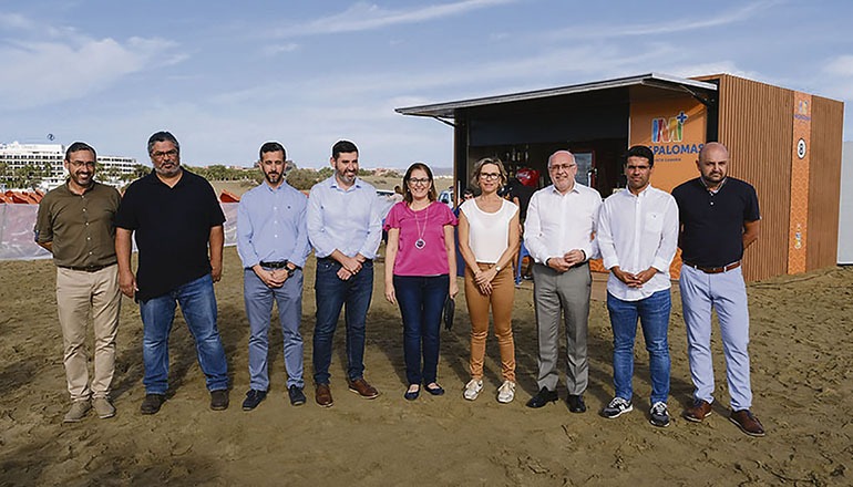 Vertreter der Stadtverwaltung San Bartolomé de Tirajana und des Cabildos stellten die erste der neuen und modernen Strandbuden vor. Foto: Cabildo de Gran Canaria