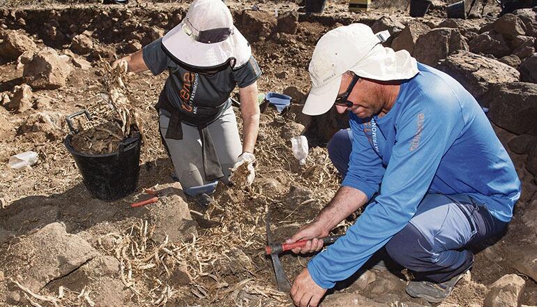 Die Archäologen der Grabungsgesellschaft Tibicena bei der Arbeit an der Fundstätte. Es werden in der Umgebung noch mindestens zwei weitere ähnliche Anlagen vermutet. Fotos: Cabildo de Gran Canaria/EFE