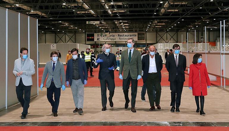 Der Monarch besichtigte mit Atemmaske und Handschuhen bekleidet das Notkrankenhaus in den Messehallen. Foto: EFE