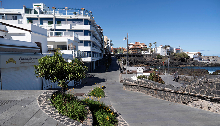 Geschlossene Geschäfte an der menschenleeren Promenade San Telmo in Puerto de la Cruz. Foto: EFE