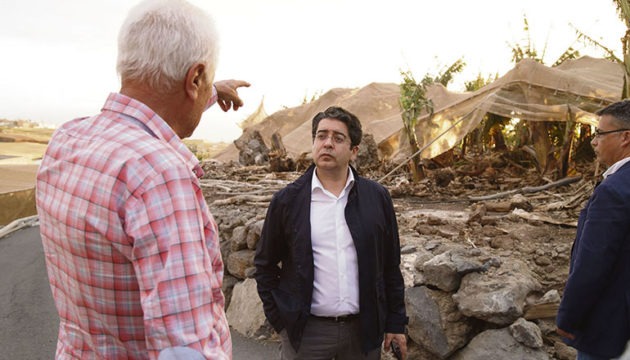 Teneriffas Cabildo-Präsident besuchte besonders betroffene Orte im Süden und Norden der Insel und ließ sich von den Bauern ihre Not schildern. Fotos: EFE/Cabildo de Tenerife