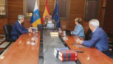 Kanarenpräsident Ángel Víctor Torres und Mitglieder seines Kabinetts bei einer Sitzung am 17. März Foto: EFE