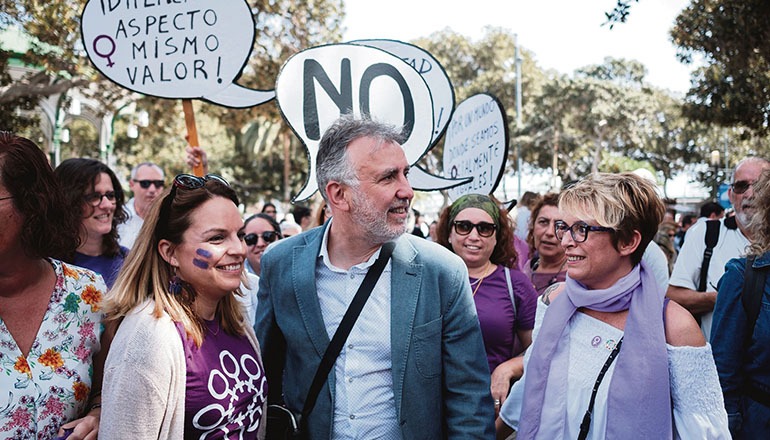 Kanarenpräsident Ángel Víctor Torres und die Regionalministerinnen Noemí Santana (li) und Elena Máñez (re) nahmen an der Demonstration zum Weltfrauentag am 8. März teil.