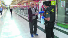 Ein Beamter der Guardia Civil verteilt Mundschutz an Kunden im Einkaufszentrum Alcampo in La Orotava. Foto: Moisés Pérez
