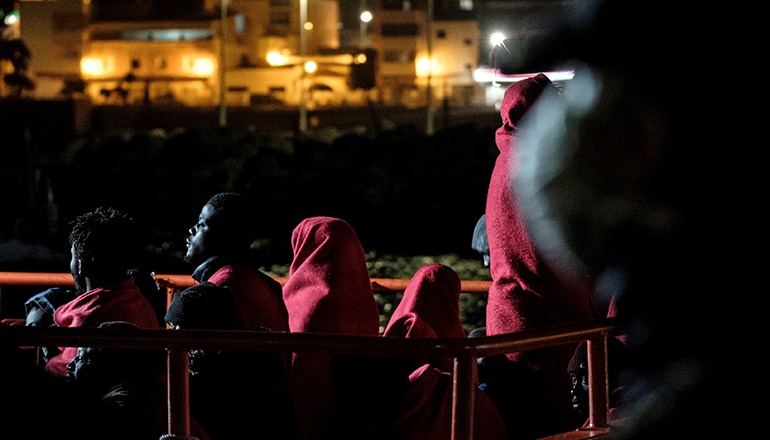 Ankunft der 56 geretteten Migranten im Hafen von Arguineguín Foto: EFE