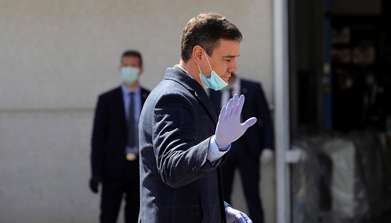 Regierungspräsident Sáchez am 3. April beim Besuch des Fabrikgeländes der Firma Hersill in Móstoles (Madrid), wo damit begonnen wurde, Beatmungsgeräte herzustellen. Foto: EFE