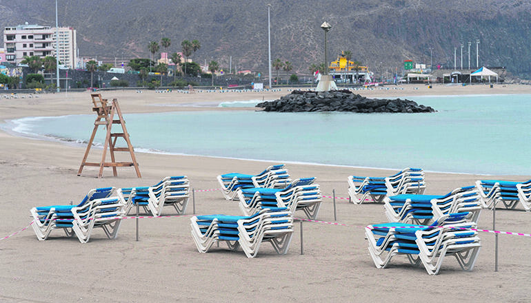 Der Strand Las Vistas in Los Cristianos am Karfreitag. Wann die Urlauber zurückkehren werden, ist weiter ungewiss. Foto: EFE