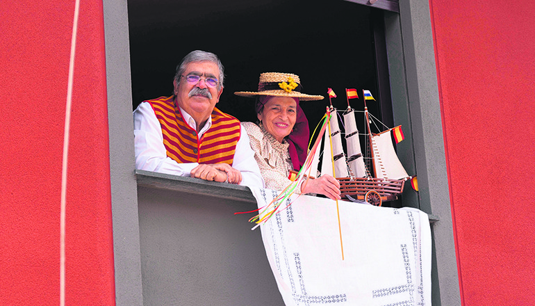 Die Einwohner von Tegueste feierten ihren Schutzpatron San Marcos in diesem Jahr nicht mit einem bunten Umzug, sondern jede Familie für sich auf dem heimischen Balkon oder der Terrasse. Fotos: EFE