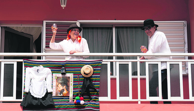 Die Einwohner von Tegueste feierten ihren Schutzpatron San Marcos in diesem Jahr nicht mit einem bunten Umzug, sondern jede Familie für sich auf dem heimischen Balkon oder der Terrasse. Fotos: EFE