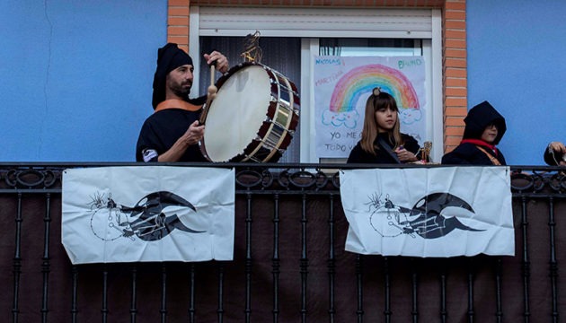 Familien aus Murcia schlagen die Trommeln und Tambourine von ihren heimischen Balkonen aus. Foto: EFE