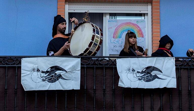 Familien aus Murcia schlagen die Trommeln und Tambourine von ihren heimischen Balkonen aus. Foto: EFE