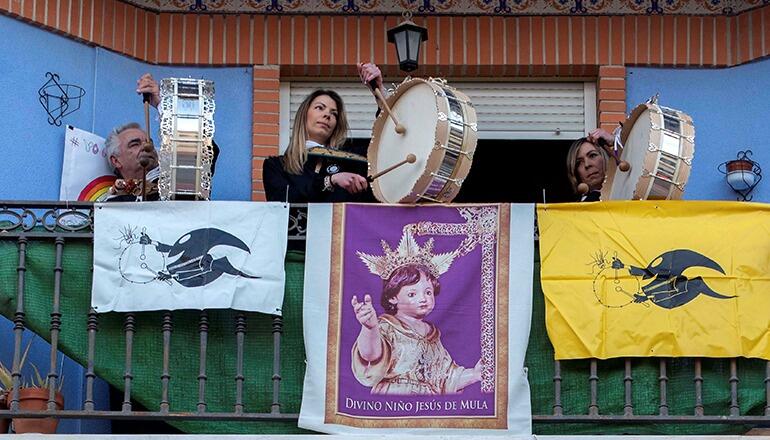 Familien aus Murcia schlagen die Trommeln und Tambourine von ihren heimischen Balkonen aus. Foto: EFE