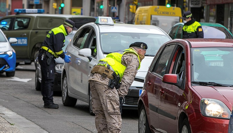 Eine Patrouille der Lokalpolizei, unterstützt vom spanischen Militär, führt in Saragossa Verkehrskontrollen durch. Foto: EFE