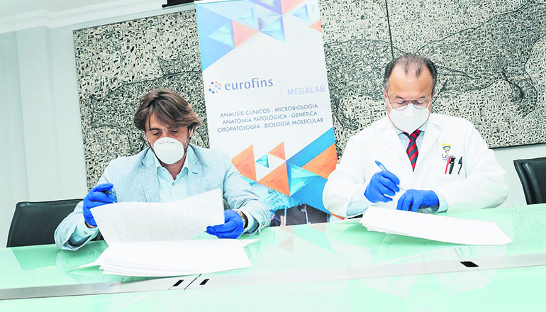 Jorge Marichal (l.) und Pedro González von der Laborfirma Eurofins Megalab bei der Unterzeichnung des Abkommens Foto: Ashotel
