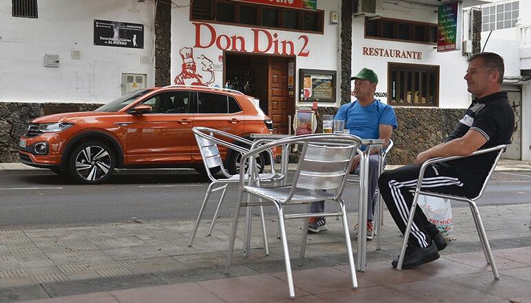 Zwei Männer trinken ein Bier in einer der wenigen Bars, die am 4. Mai auf El Hierro öffneten. Foto: EFE