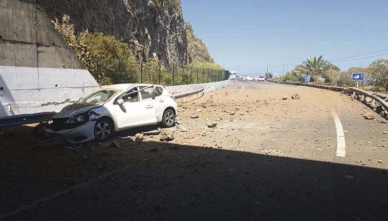 Fahrer und Beifahrer dieses Fahrzeugs kamen wie durch ein Wunder mit dem Schrecken davon. Foto: MOISÉS PÉREZ