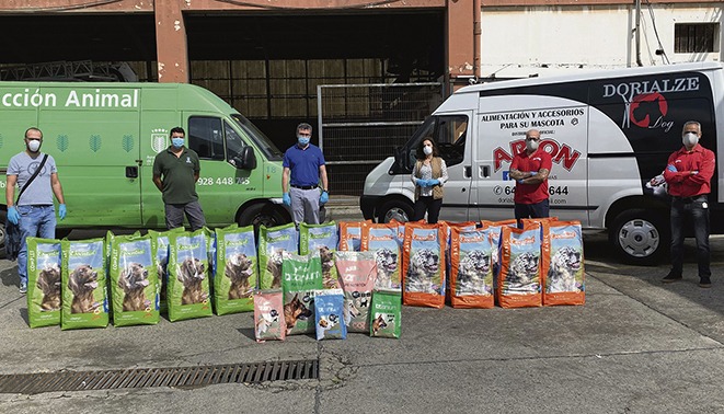 Die Futterspende stiftete der Tierfutter-Händler Arion Dorialzedog. Foto: Ayuntamiento de Las Palmas